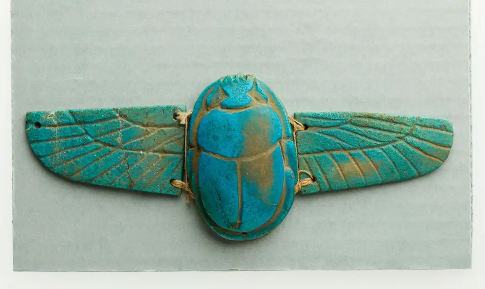 Amuleto de escaravelho alado do Antigo Egito, em tons de azul-turquesa