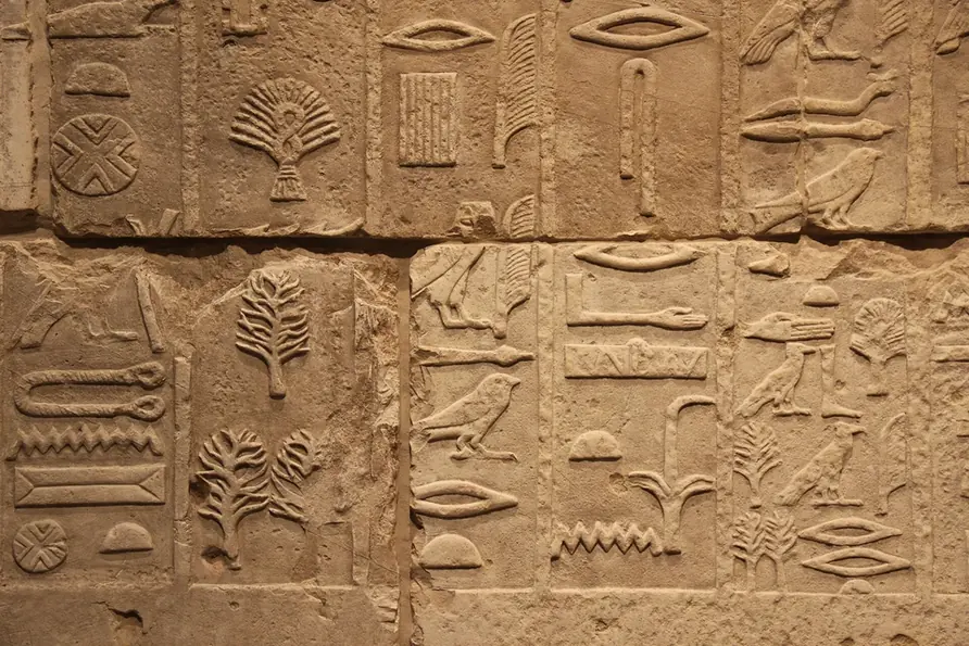 Relevo em pedra com hieróglifos gravados da mastaba de Metjen