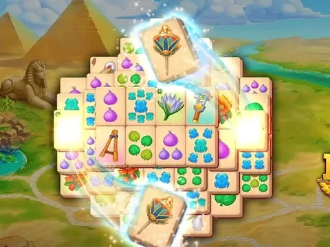 Pilha de peças de mahjong com flores de lótus diante das pirâmides em Pyramid of Mahjong